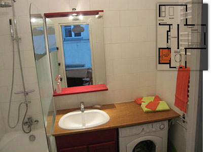 La salle de bain,  gauche douche et baignoire